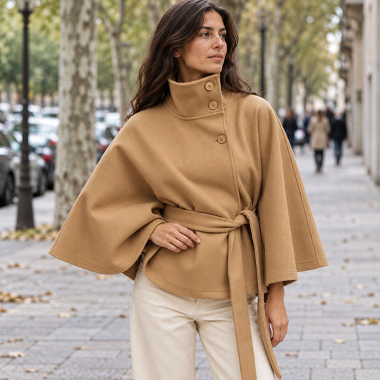 Abrigo capa camel de paño con cuello alto y cinturón, look de otoño