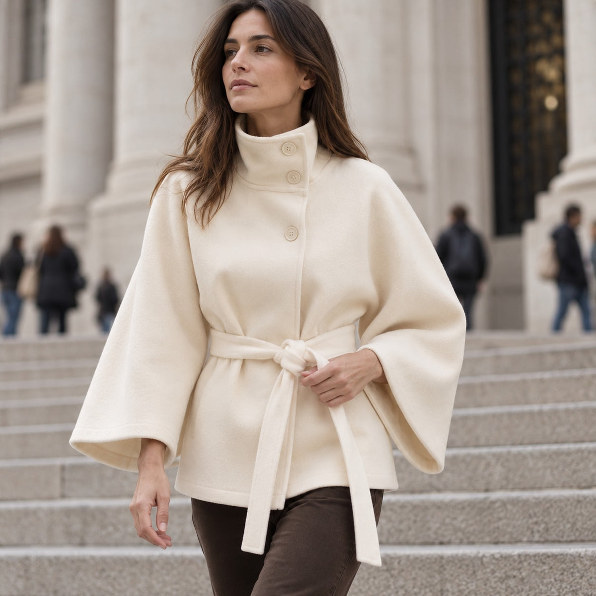 Abrigo capa crudo de paño con cinturón, look urbano junto a escalinata