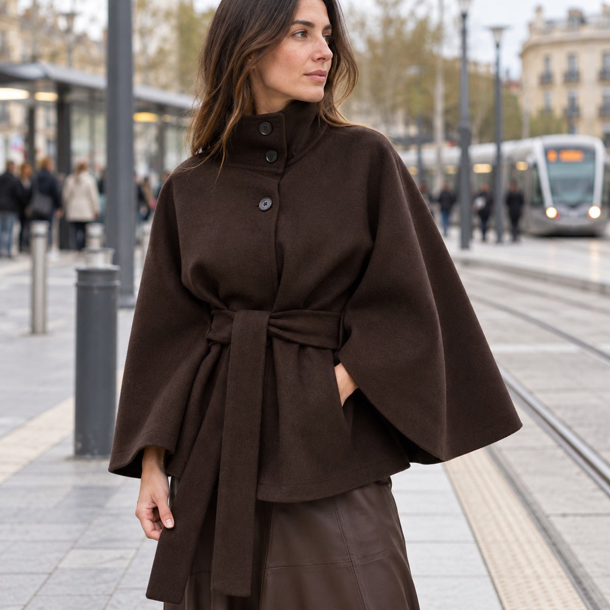 Abrigo capa marrón chocolate de paño con cinturón, look de otoño