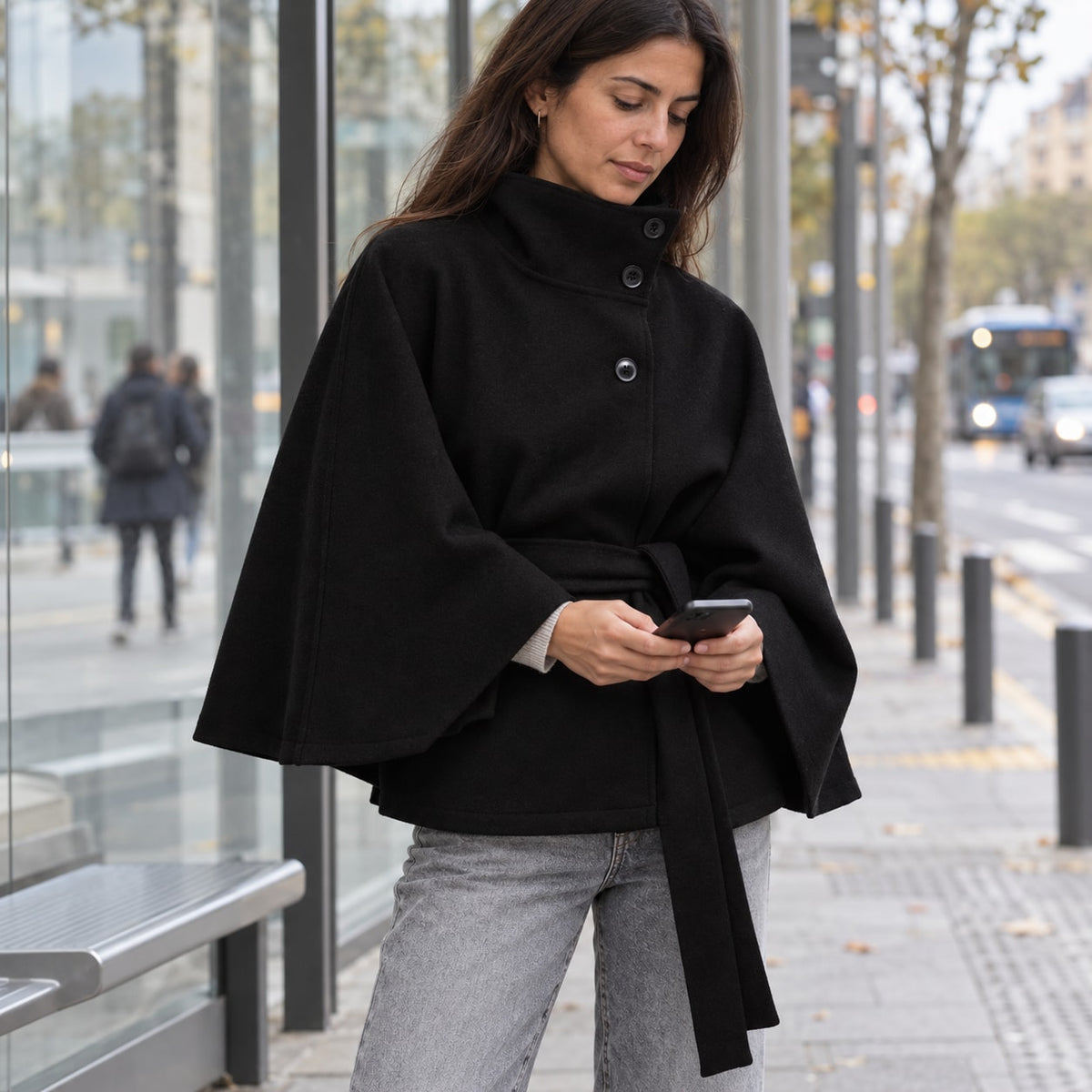 Abrigo capa negro de paño con cuello alto y cinturón, look urbano