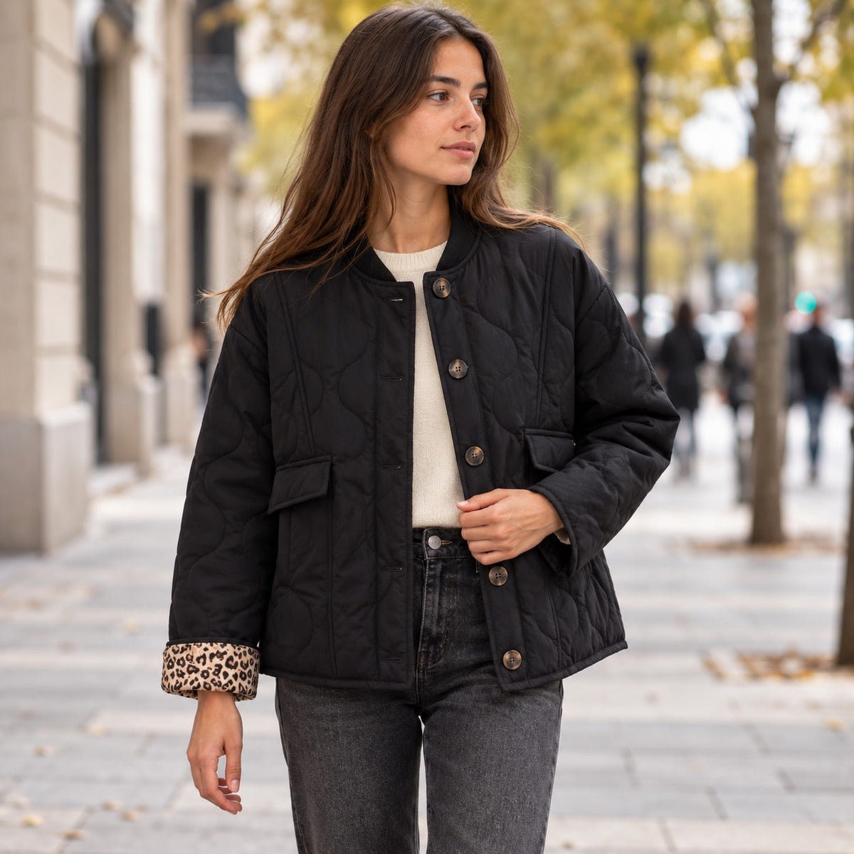 Chaqueta acolchada corta negra con forro de leopardo en look urbano de otoño