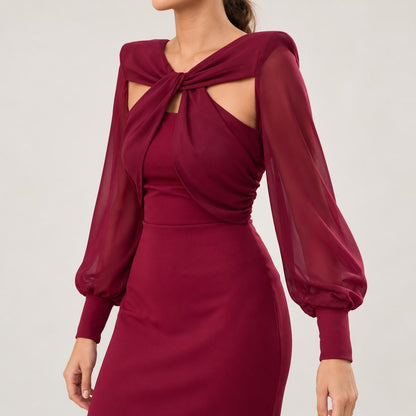 Detalle medio del vestido burdeos con nudo frontal y mangas transparentes