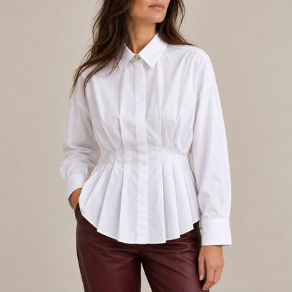 Blusa blanca de popelín con pliegues en estudio