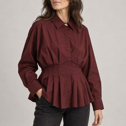 Blusa granate de popelín con pliegues en estudio