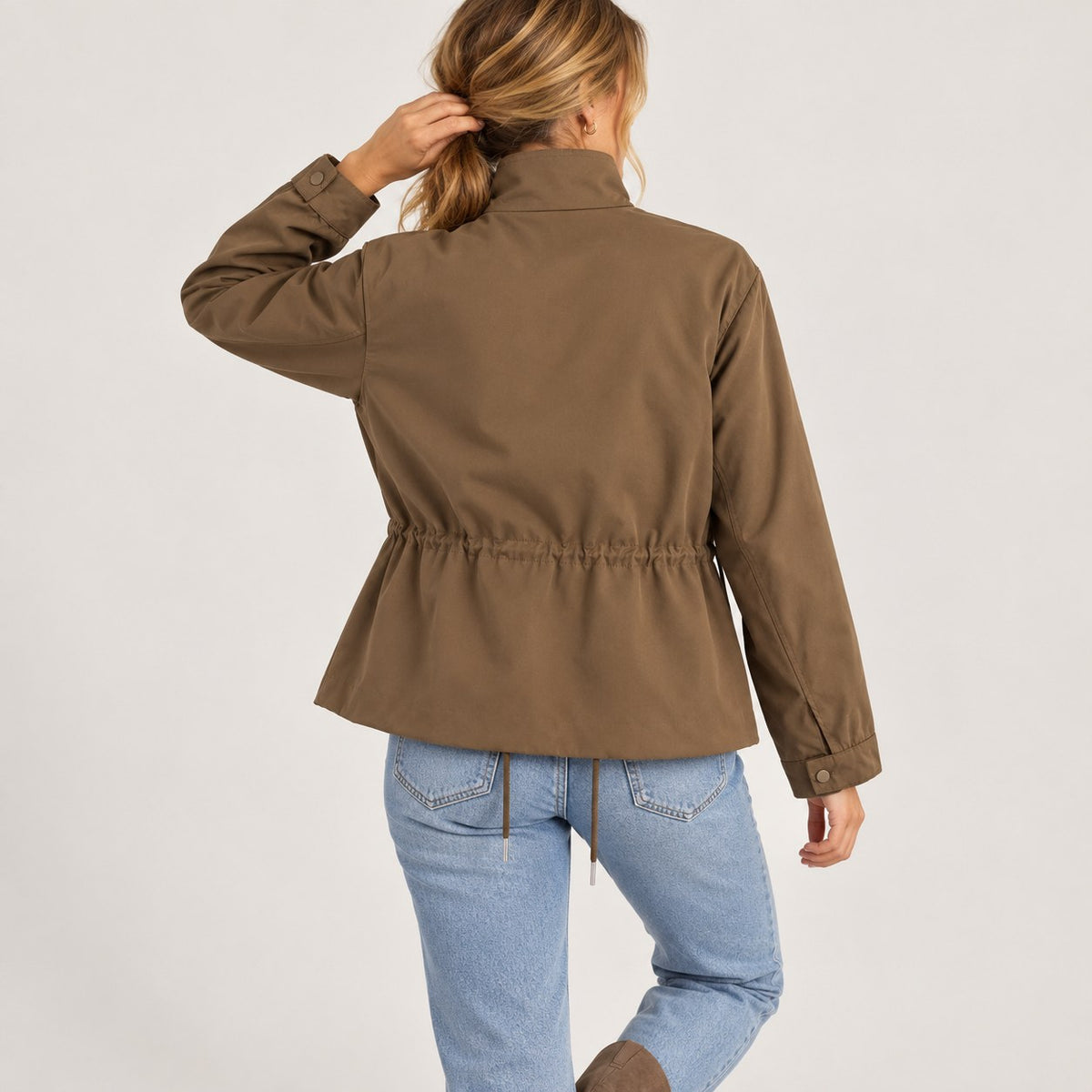 Chaqueta entretiempo marrón de espaldas con cuello alto