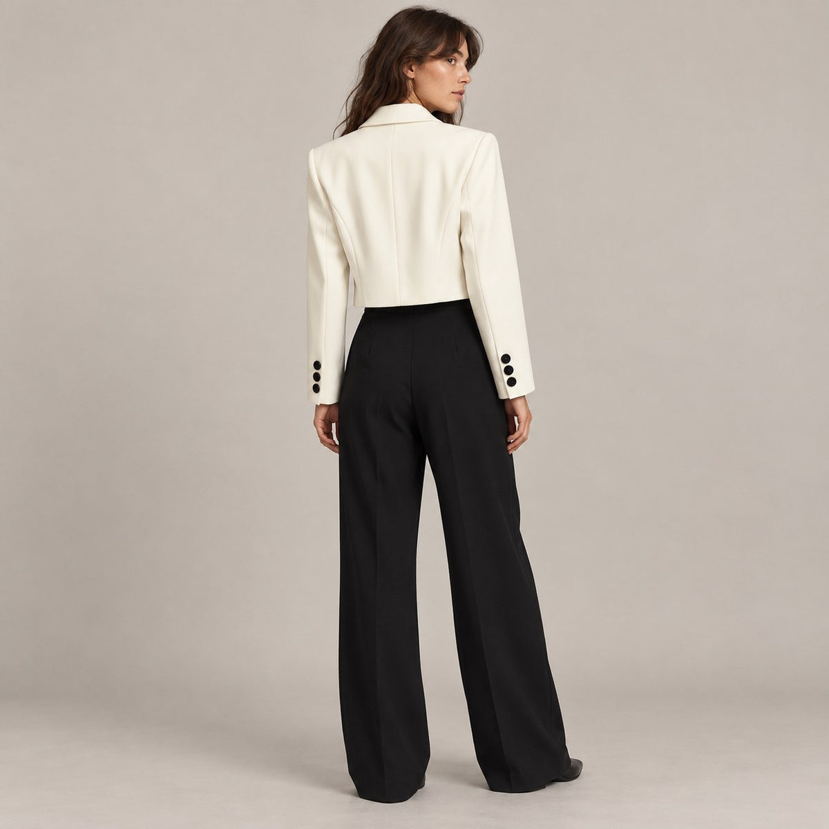 Blazer corto blanco de espaldas, largo crop