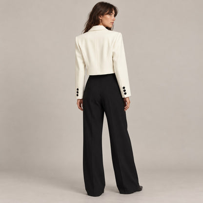 Blazer corto blanco de espaldas, largo crop