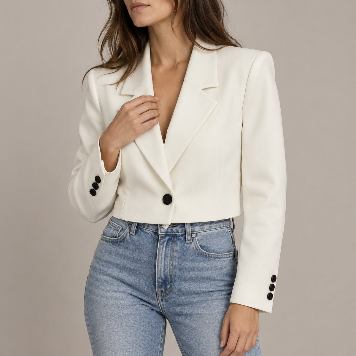 Blazer corto blanco con solapa de muesca y botón negro
