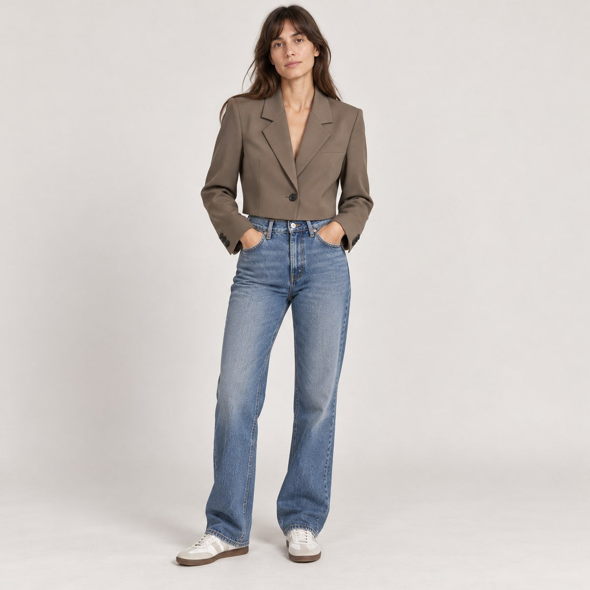 Blazer corto café abrochado con vaquero recto