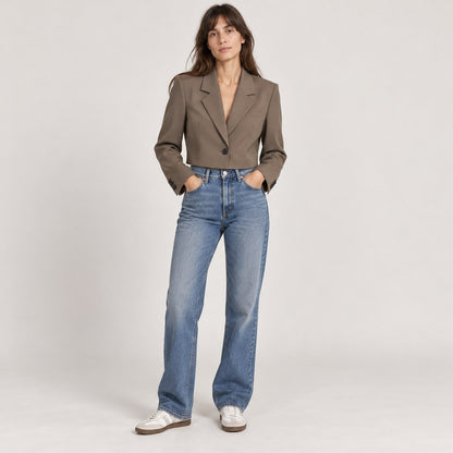 Blazer corto café abrochado con vaquero recto