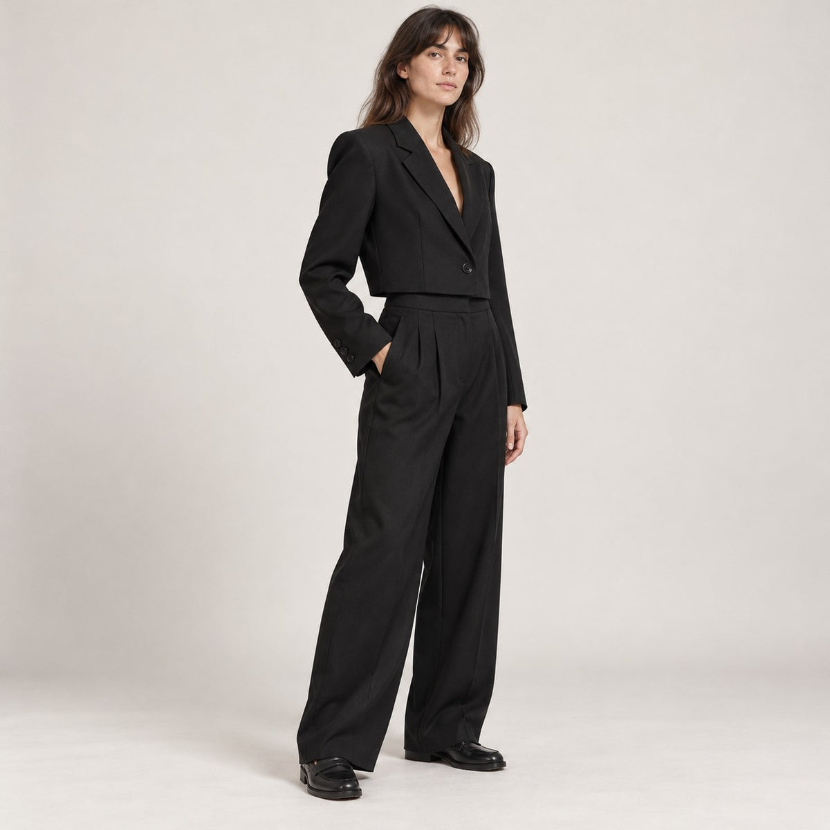 Blazer corto negro con pantalón ancho a juego, de cuerpo entero