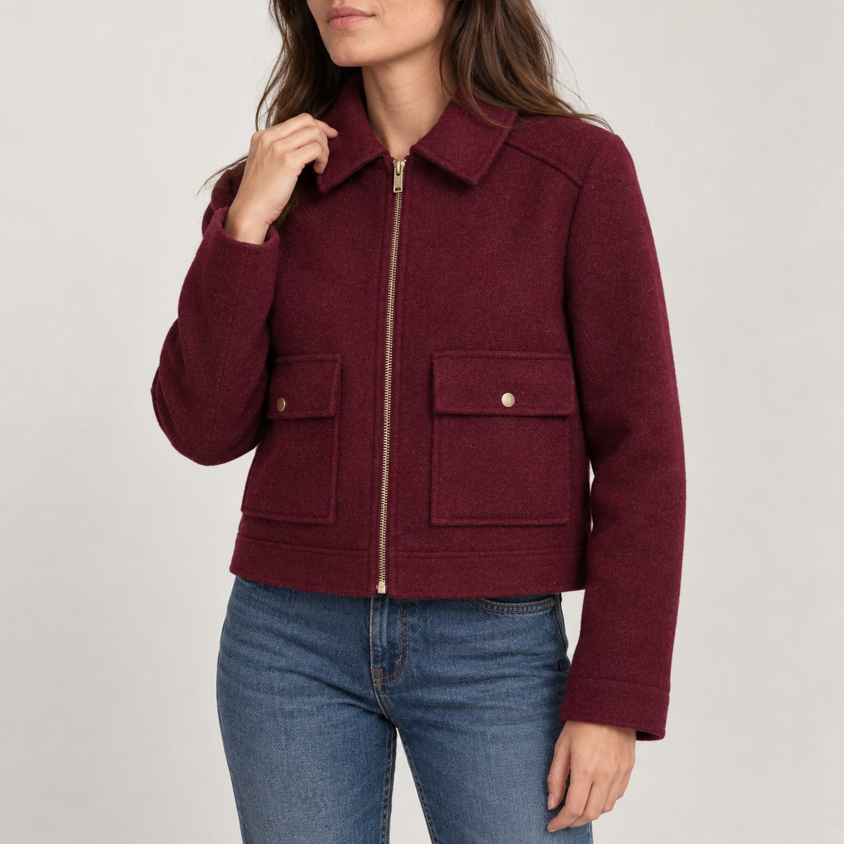 Chaquetón corto burdeos con cuello camisero, plano medio