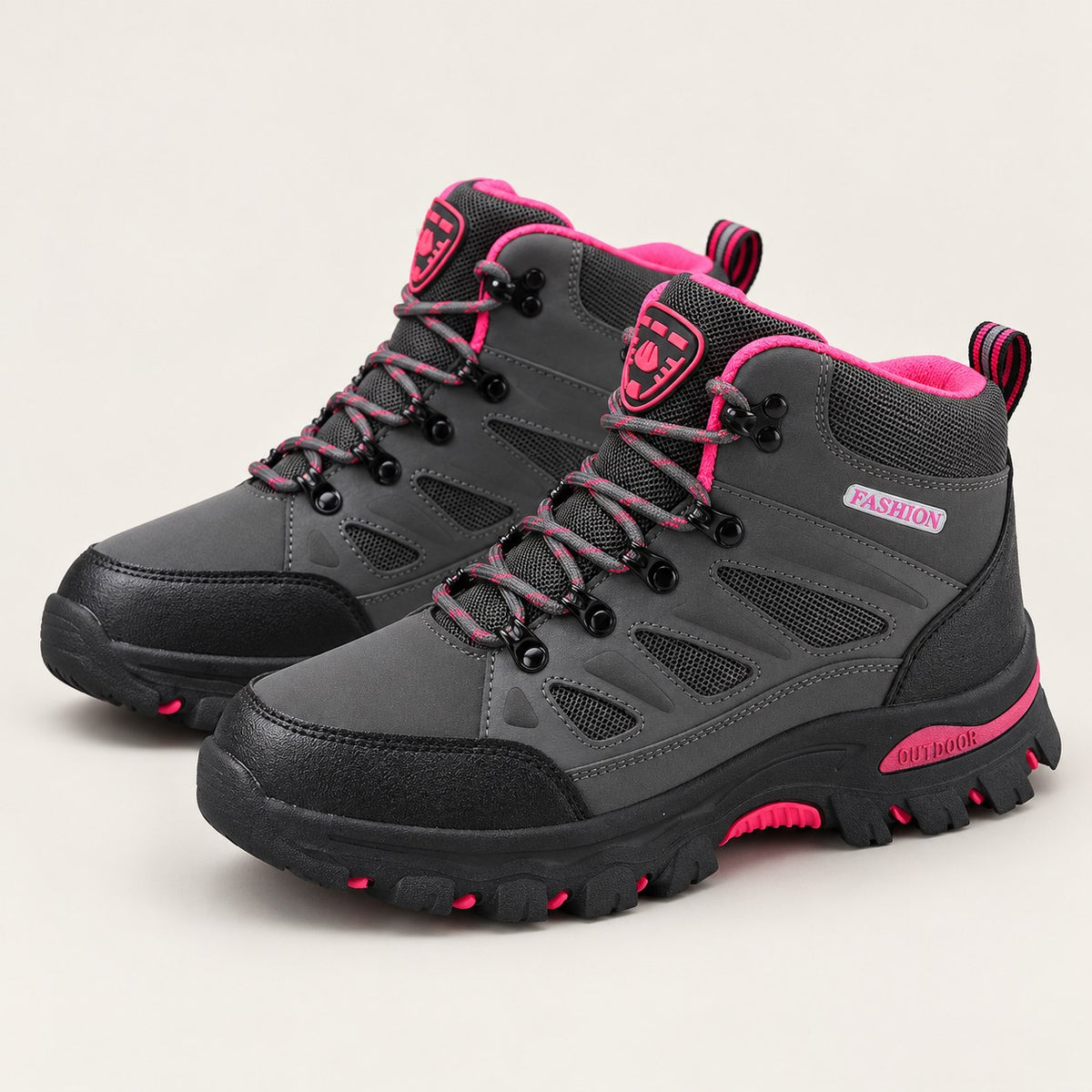 Botas de montaña grises con detalles fucsia, el par en estudio