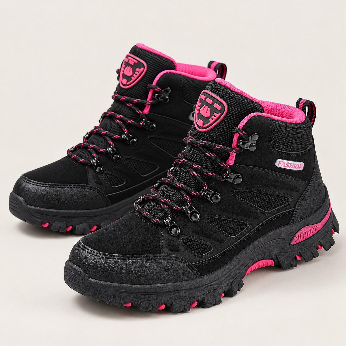 Botas de montaña negras con detalles fucsia, el par en estudio