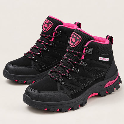 Botas de montaña negras con detalles fucsia, el par en estudio