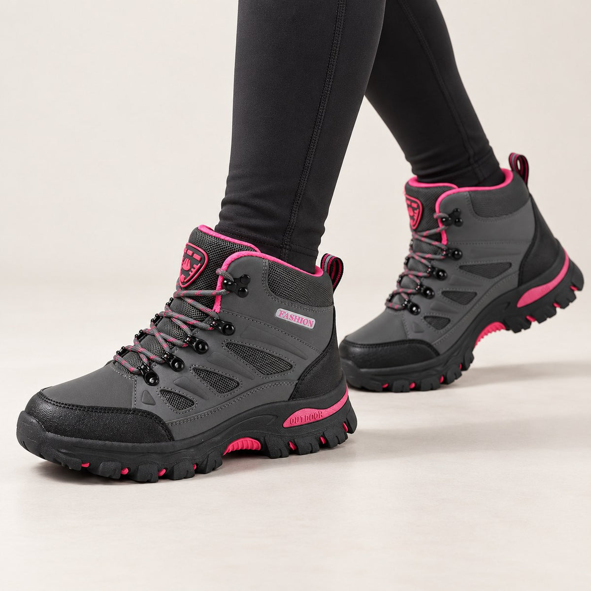 Botas de montaña grises puestas con mallas negras