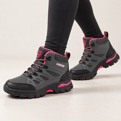 Botas de montaña grises puestas con mallas negras
