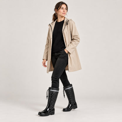 Botas de agua negras con gabardina beige, de cuerpo entero