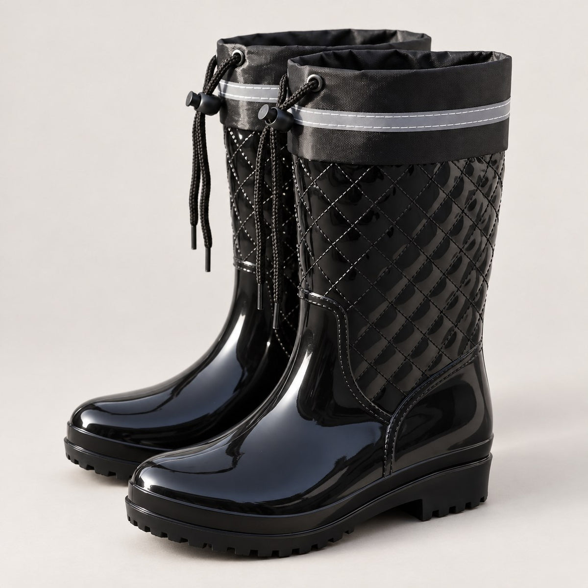 Botas de agua negras acolchadas con cordón, el par en estudio