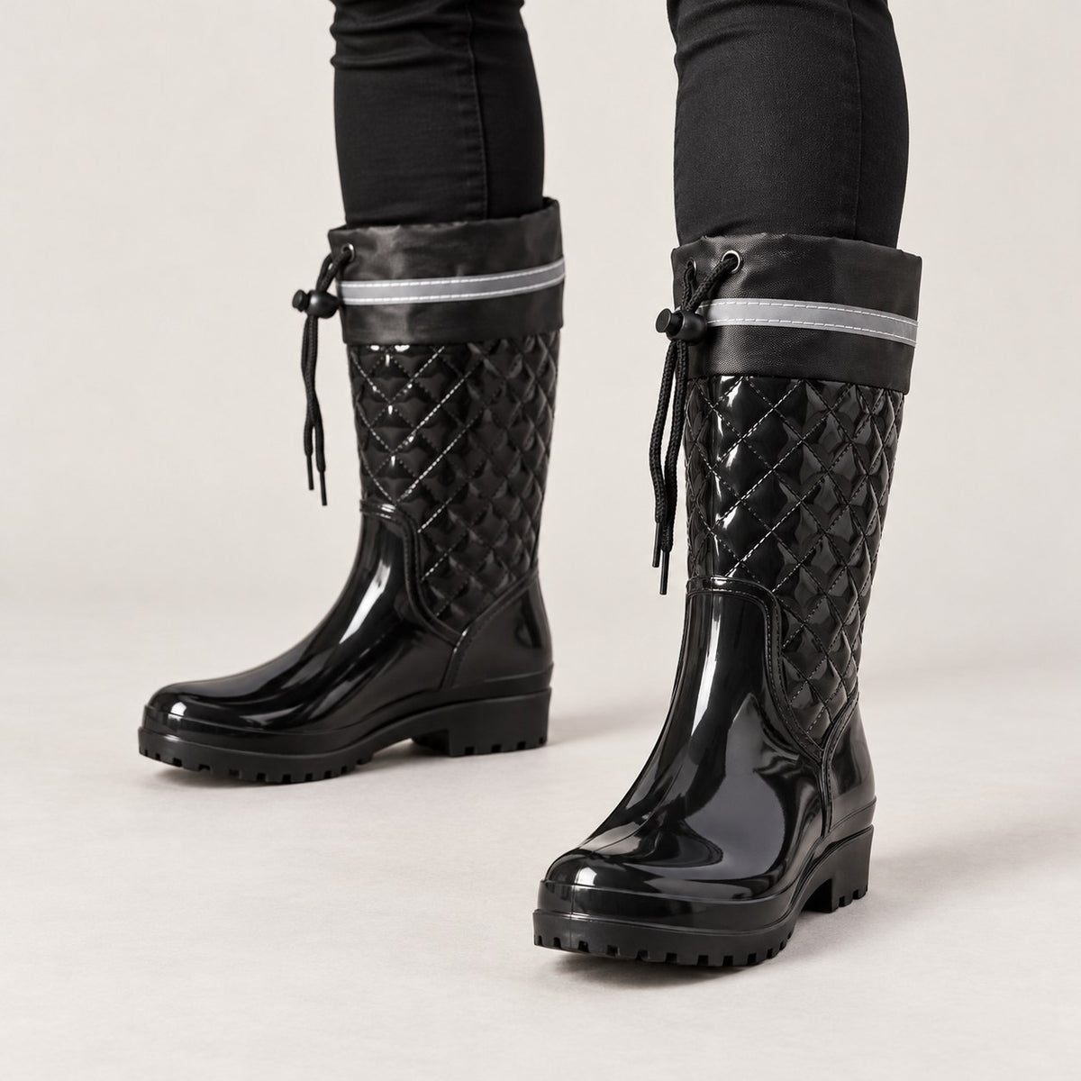Botas de agua negras puestas con pantalón pitillo negro