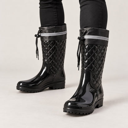 Botas de agua negras puestas con pantalón pitillo negro