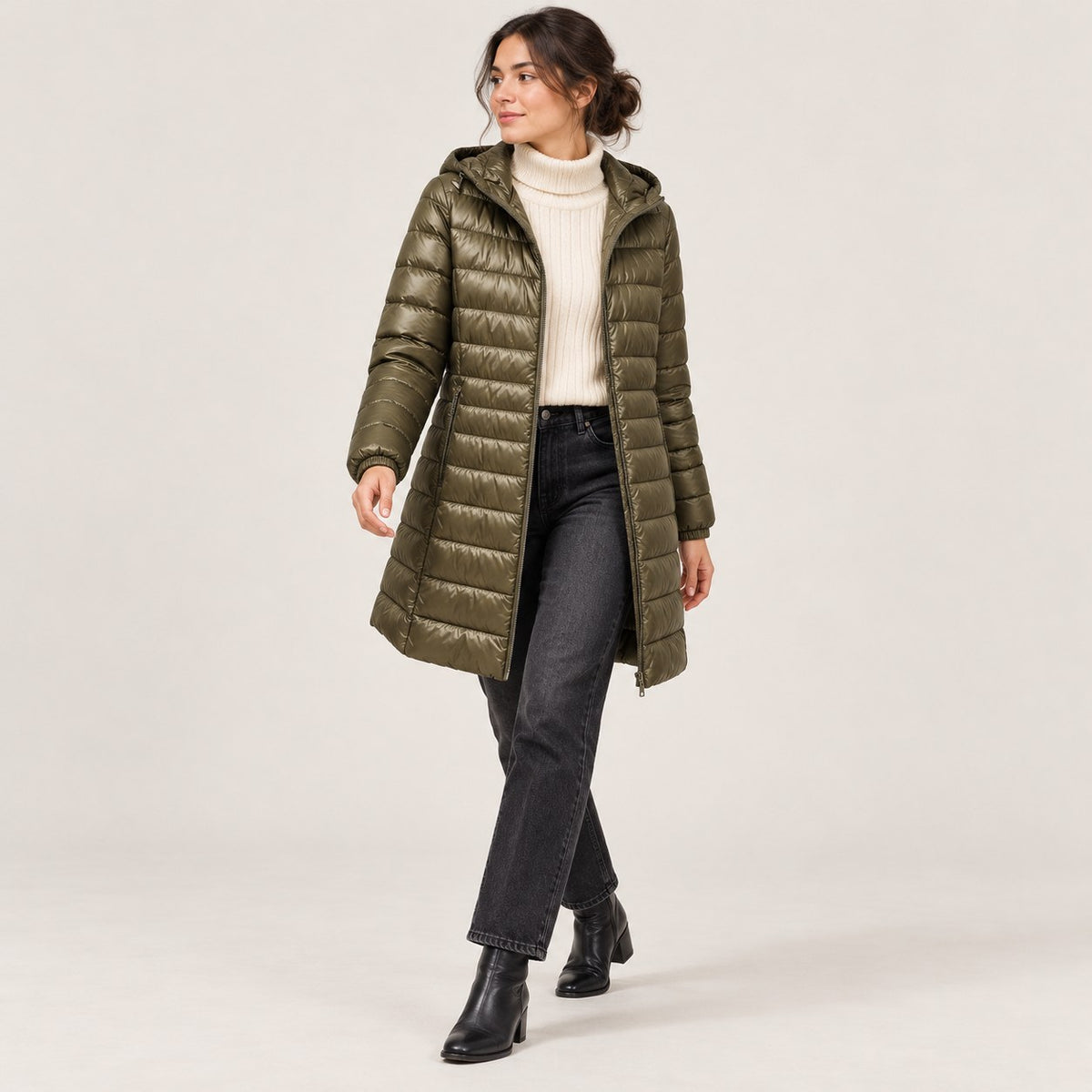 Chaquetón de plumón largo verde militar andando, de cuerpo entero