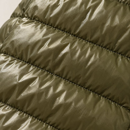 Detalle del acolchado brillante del plumón verde militar
