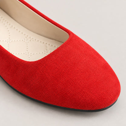 Detalle del ante rojo y la puntera de la bailarina