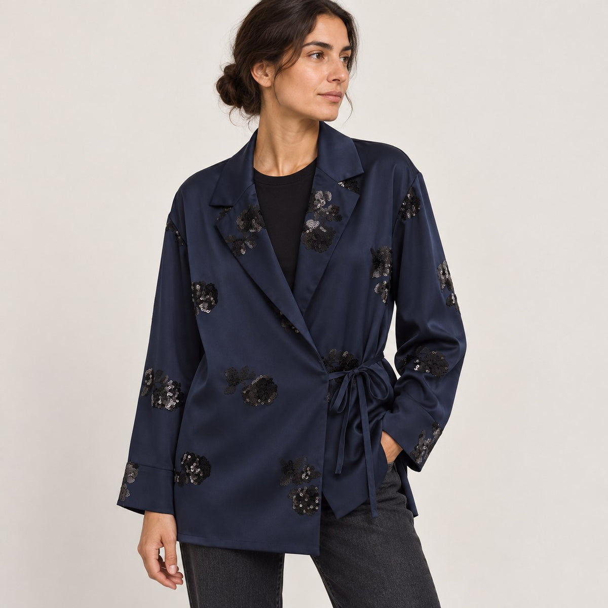 Blazer cruzado azul marino con lentejuelas y lazada lateral, plano medio