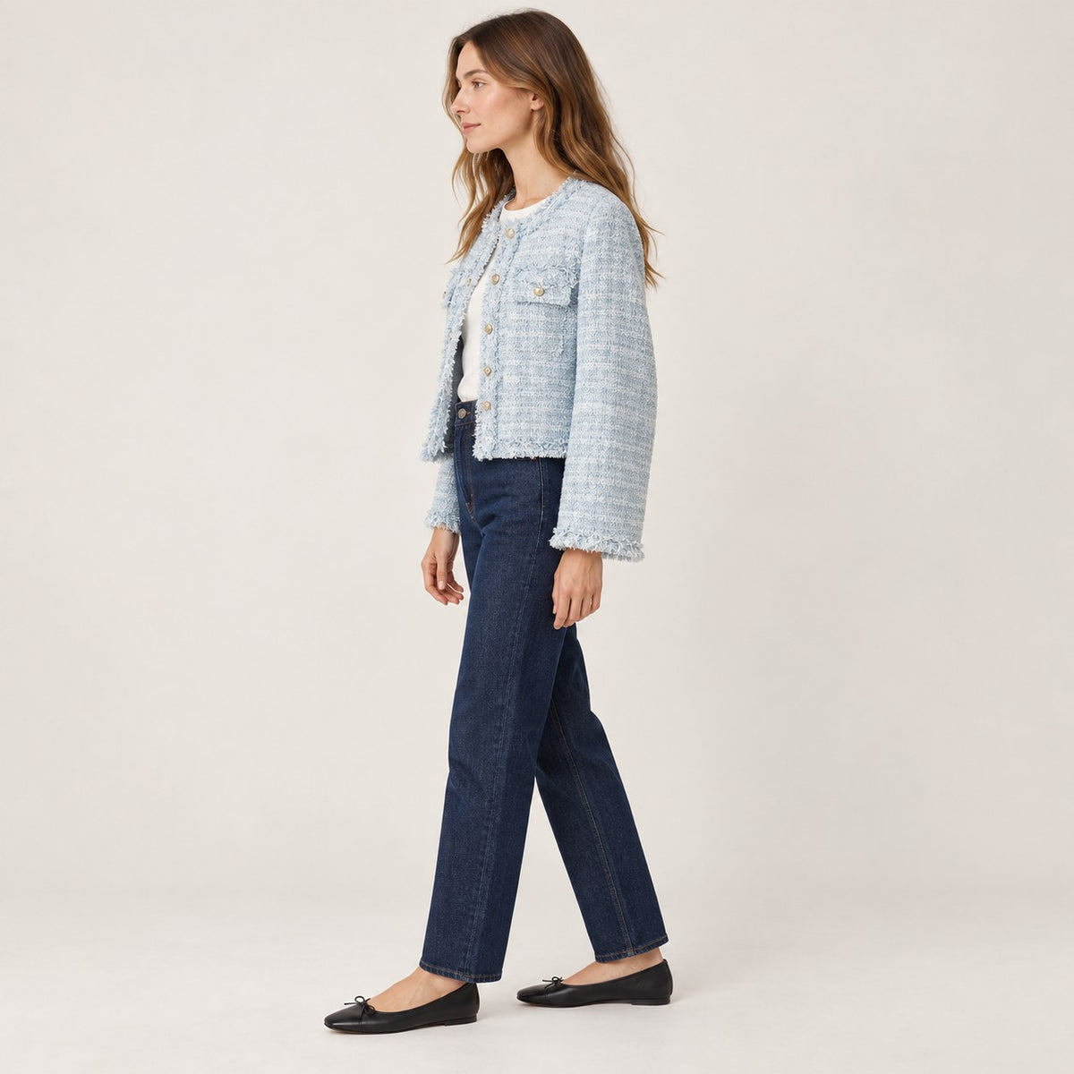 Chaqueta tweed azul cielo de perfil andando con vaquero