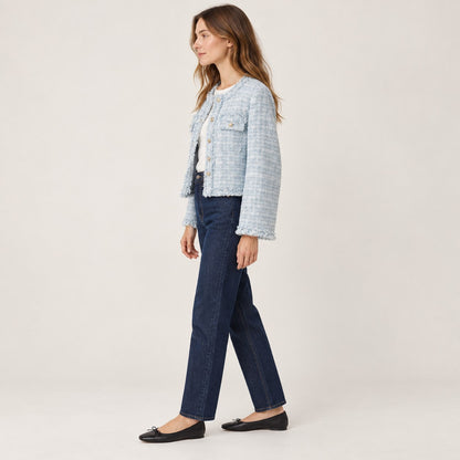 Chaqueta tweed azul cielo de perfil andando con vaquero