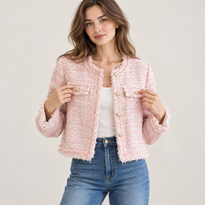 Chaqueta tweed rosa con flecos y botones dorados, plano medio