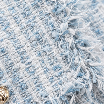 Detalle del tejido tweed azul cielo con flecos
