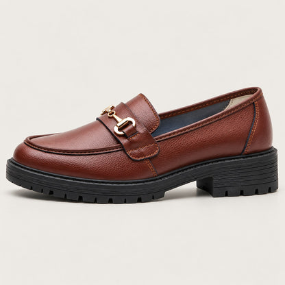 Mocasín marrón con detalle metálico de perfil