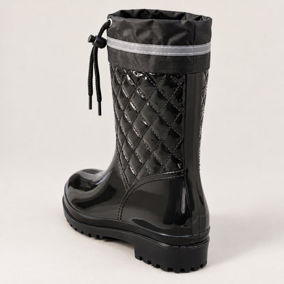 Bota de agua negra acolchada vista por detrás, con polaina de nailon y cordón