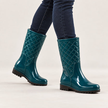 Botas de agua acolchadas verde petróleo puestas con vaquero