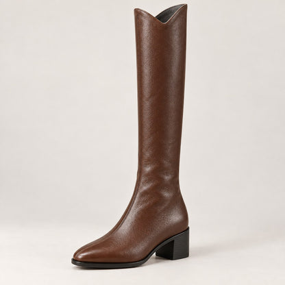 Bota alta marrón de perfil con tacón bajo ancho
