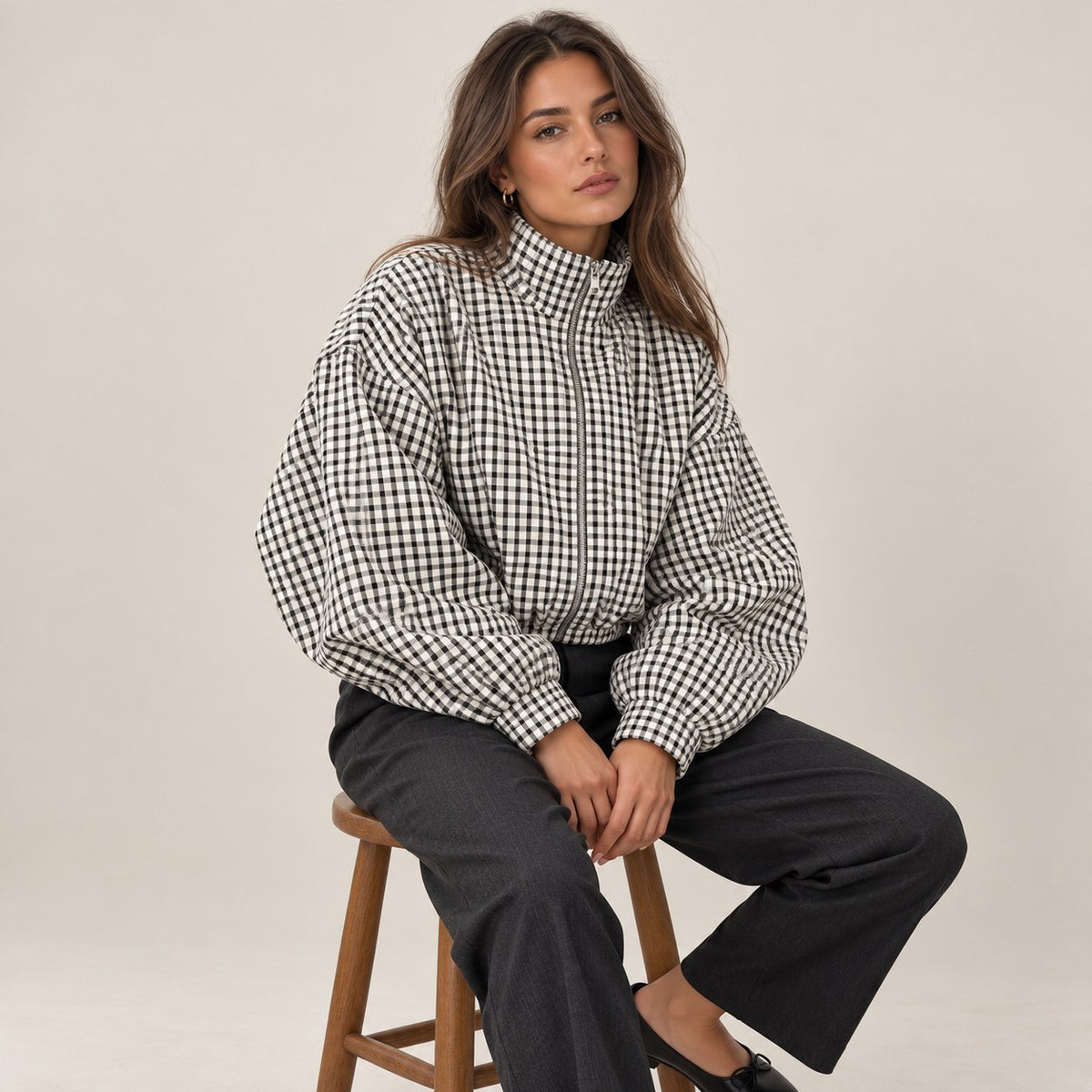 Bomber de cuadros vichy cerrada, sentada con pantalón gris