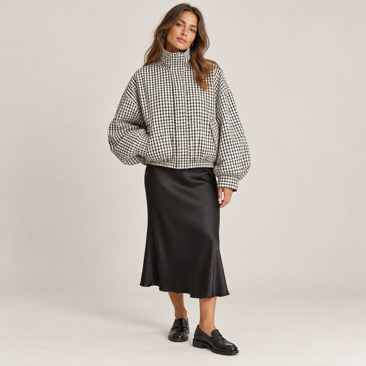 Bomber de cuadros vichy con cuello alto y falda midi negra, de cuerpo entero