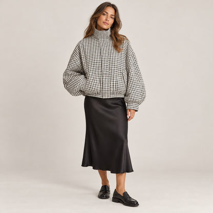 Bomber de cuadros vichy con cuello alto y falda midi negra, de cuerpo entero