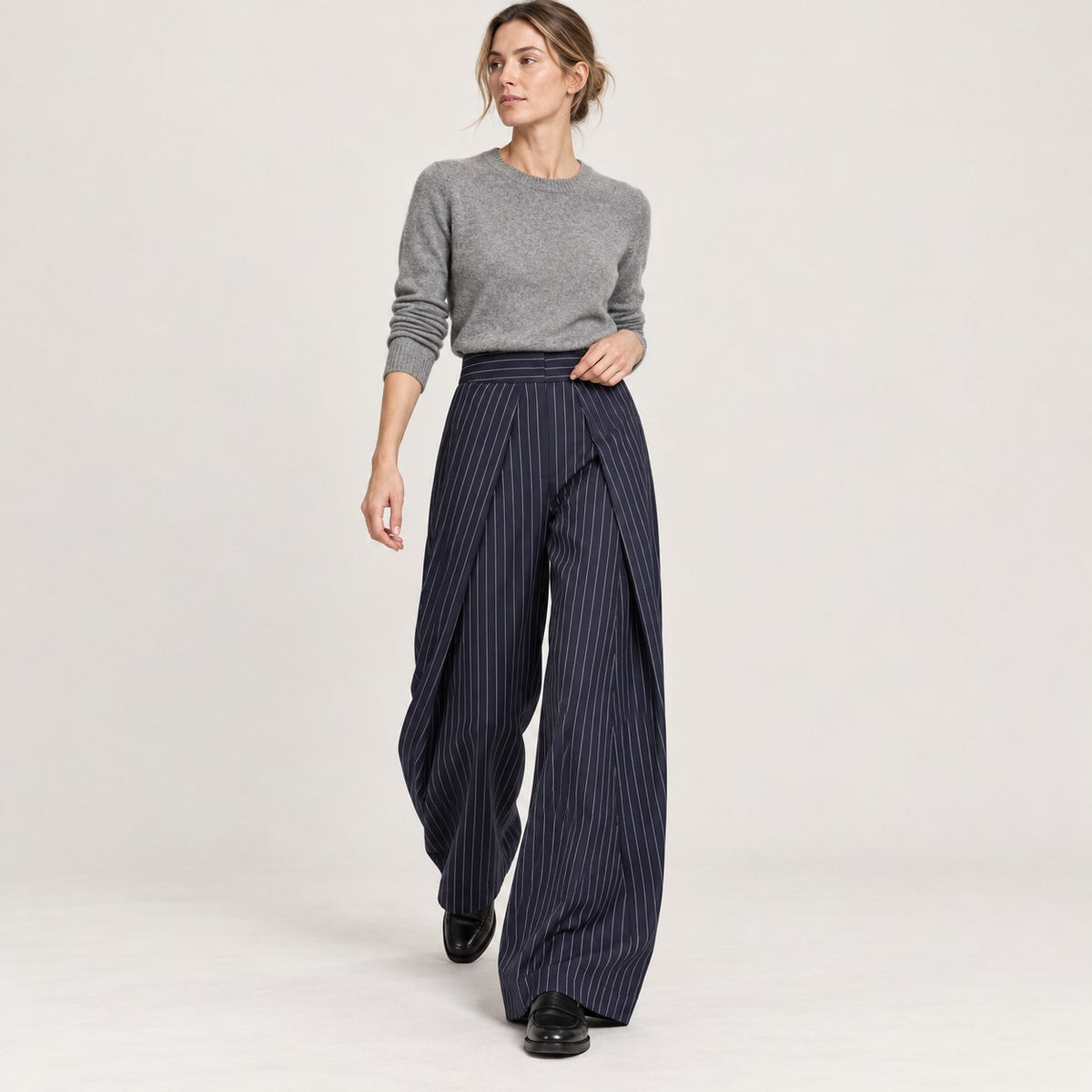 Pantalón ancho plisado de raya diplomática andando