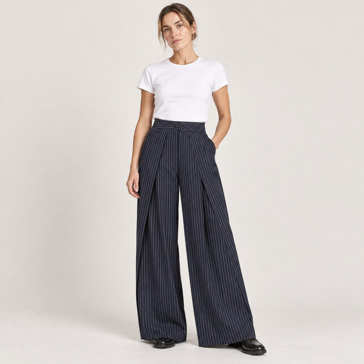 Pantalón ancho plisado azul marino de raya diplomática, de cuerpo entero