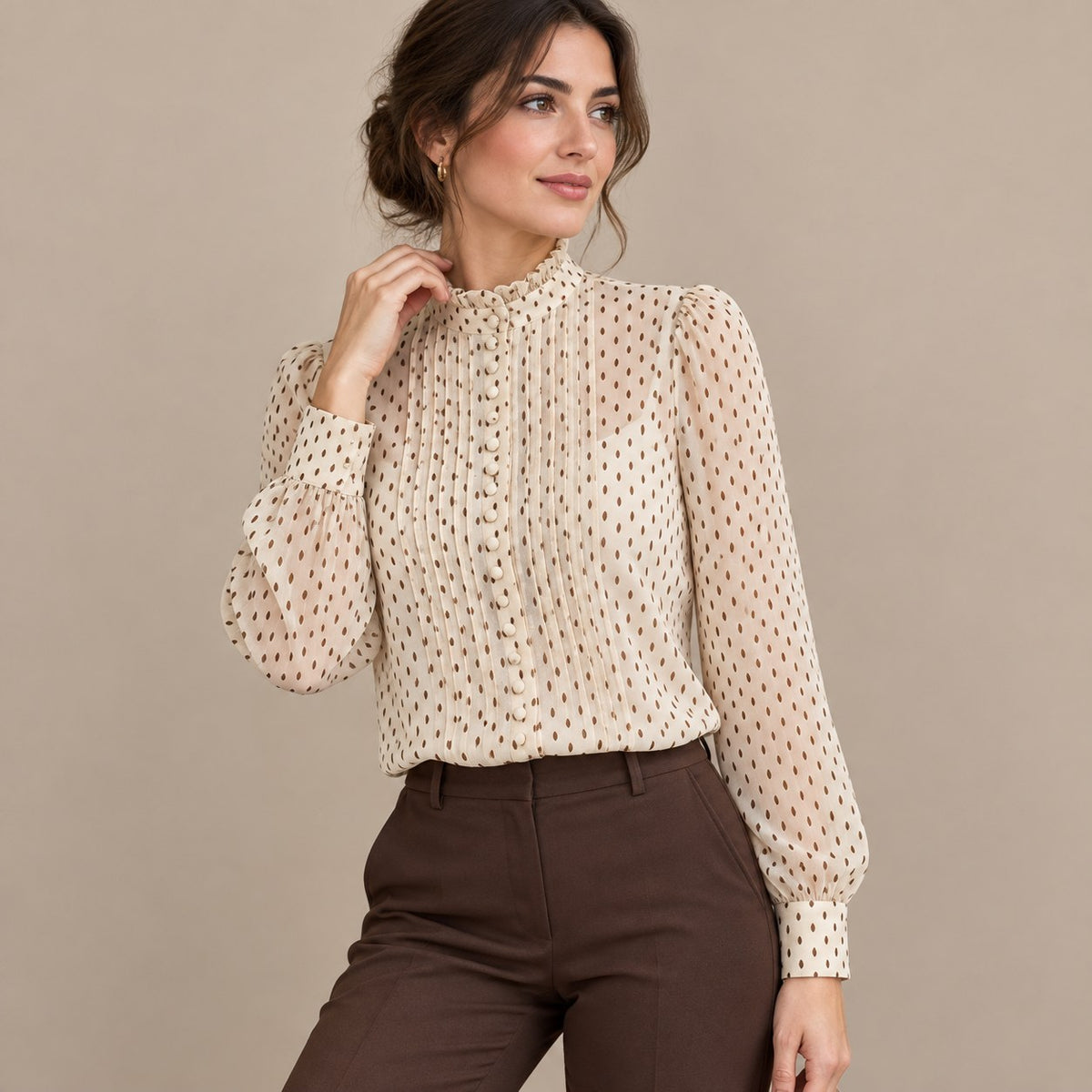 Blusa beige de gasa plumeti con alforzas y botones forrados