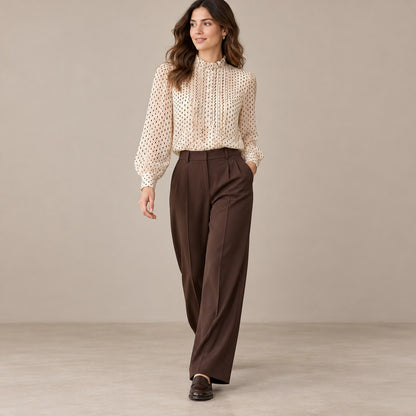 Blusa beige de gasa plumeti con pantalón marrón, de cuerpo entero