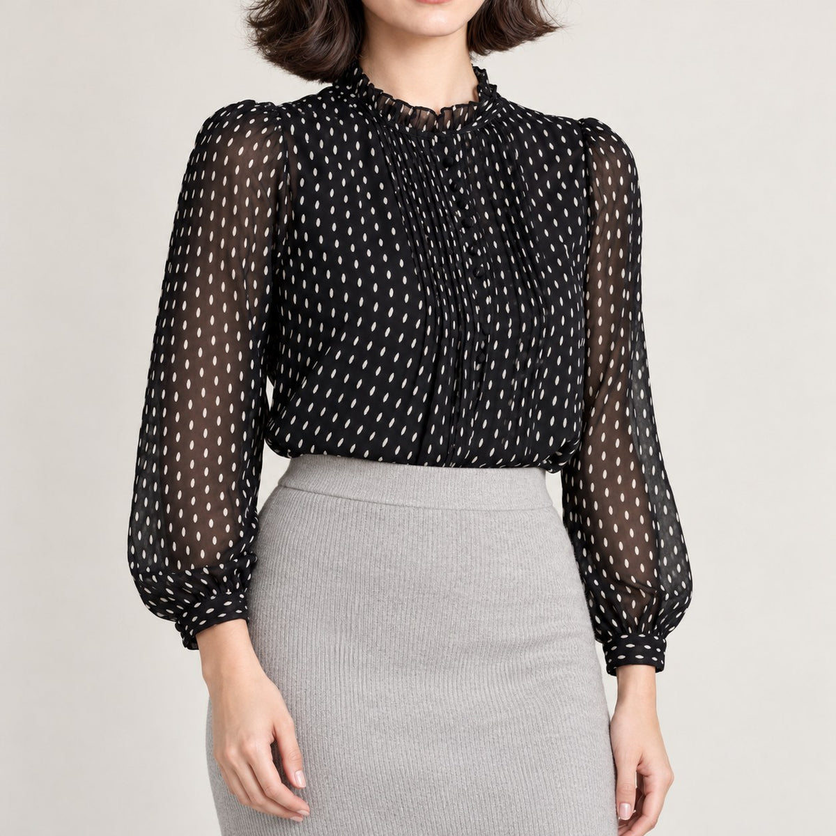 Blusa negra de gasa plumeti con cuello de volante, plano medio