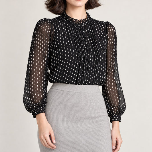 Blusa negra de gasa plumeti con cuello de volante, plano medio