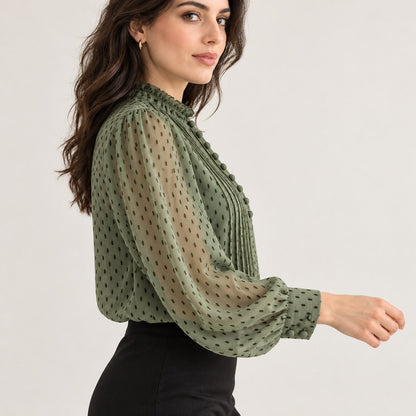 Blusa verde de gasa plumeti de perfil, con manga abullonada
