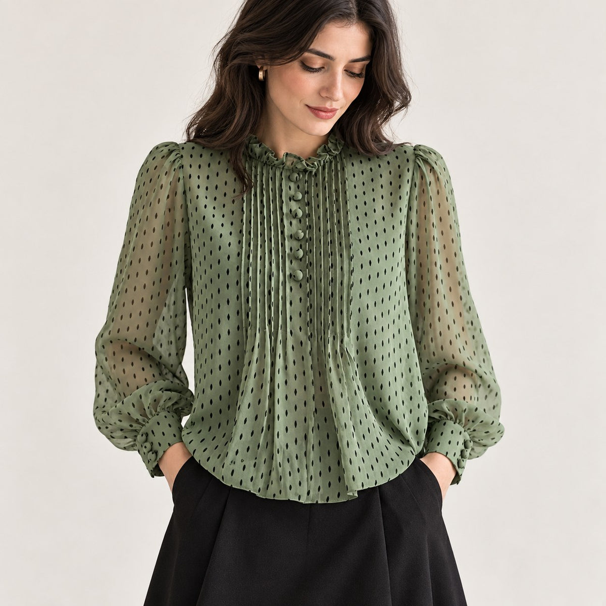 Blusa verde de gasa plumeti con alforzas, plano medio