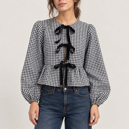Blusa negra de cuadros vichy con tres lazos y peplum, plano medio