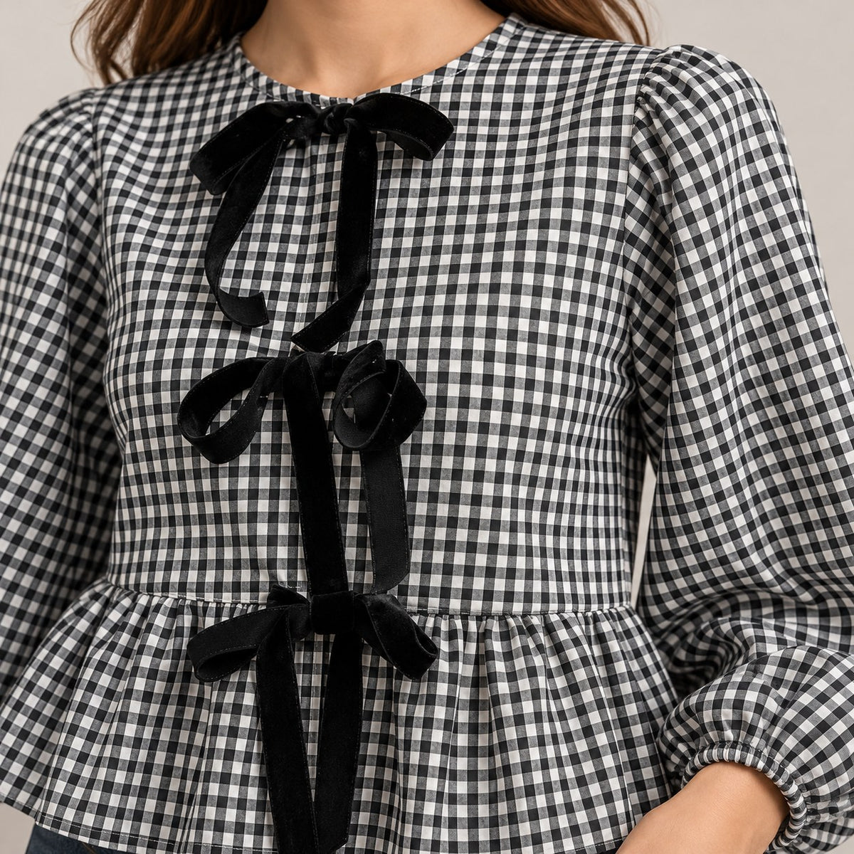 Detalle de los lazos negros y el frunce de la blusa vichy